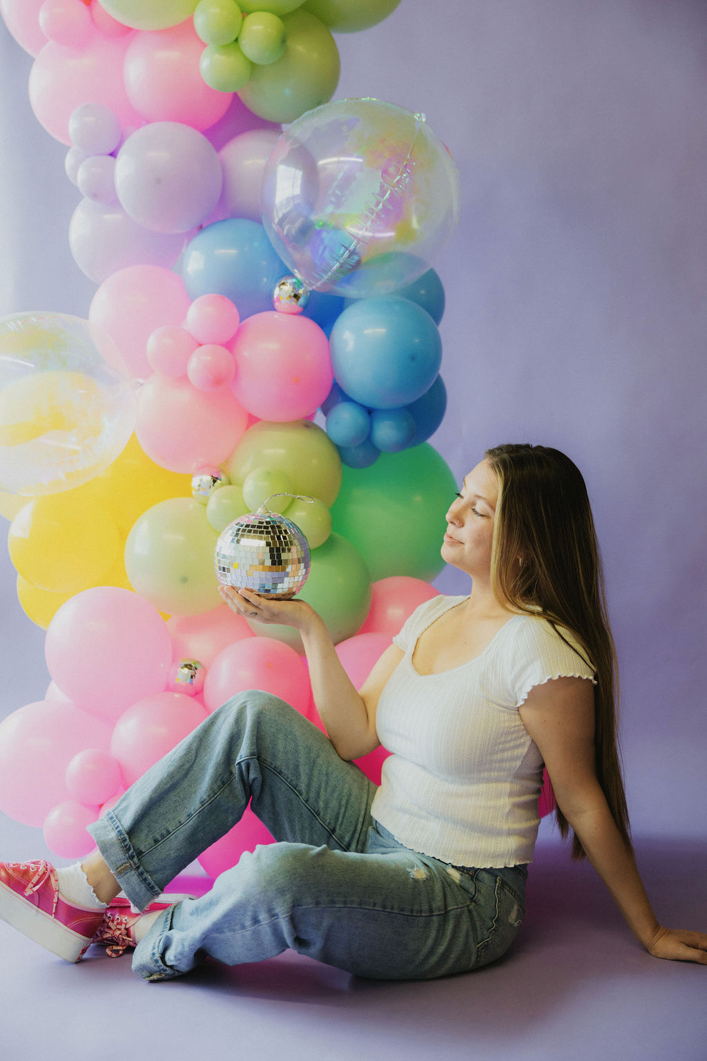 Jenni beside a full custom pastel balloon garland