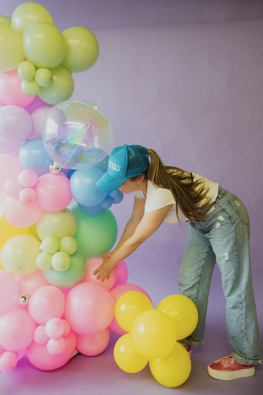 Jenni building a balloon garland by hand