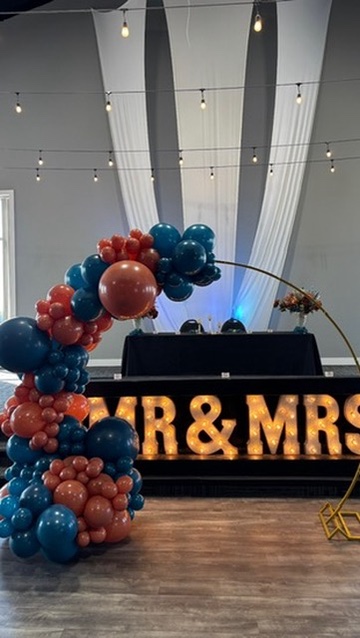 Wedding reception balloon arch with Mr and Mrs sign full view